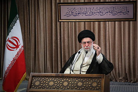 امام خامنه‌ای: ضرورت تقویت ادبیّات دفاع مقدّس، برای مقابله با دست‌های تحریف‌گر / ما احتیاج به متن فاخر داریم