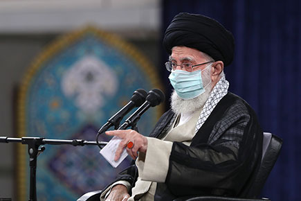 امام خامنه‌ای: قدرت نرم دشمن شبهه‌پراکنی است - شبهه را دستِ‌کم نباید گرفت - شبهه ویروس است.