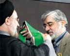 ماجرای «خاتمی و تهدید به تروریسم» که در رسانههای داخلی و خارجی سر و صدا کرده چیست؟ لطفاً واقعیت را به ما جوانان بگویید. (ارتباطات/شیراز)
