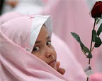 در خانواده خود دختری داریم که در سن بلوغ قرار گرفته است. چون دخترهای هم سن خود را در قید و بند حجاب نمی‌بیند، او نیز خواستار نداشتن حجاب کامل که همان چادر است دارد. لطفاً جواب مناسبی به من بدهید که بتوانم سوالات و چالش‌های او را یرطرف کنم. (لیسانس / تهران)