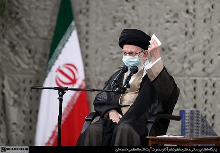 امام خامنه‌ای: شما خیلی از مسائل دفاع مقدّس را می‌دانید، نسل جدید نه - طرفِ جنگ صرفاً صدّام و [رژیم] بعث عراق نبود بلکه استکبار جهانی بود، نظام سلطه بود.